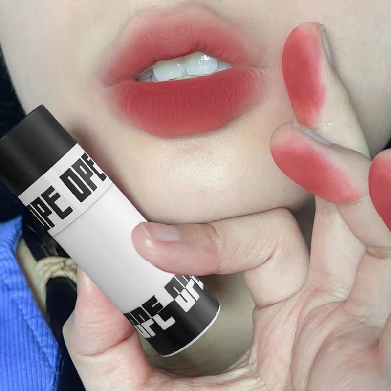 Matowy aksamitny błyszczyk wod – Beauty Kiss Makeup recenzja i cena